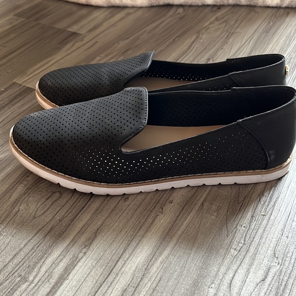 AK Sport SZ 8.5W slip on loafers. Preowned in good condition. - Picture 3 of 5